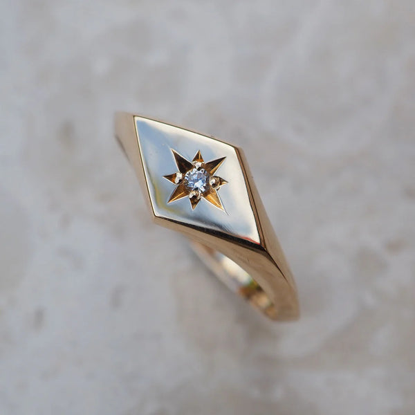 KITE SIGNET DIAMOND RING